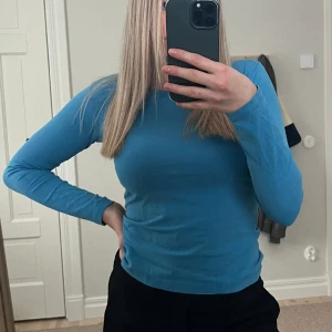 Supersnygg blå långärmad!  - Säljer denna supersnygga långärmade då den inte kommer till användning. Så skön och en riktig snygg blå färg. I fint skick. 
