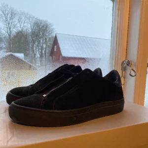 Axel arigato  - Säljer ett par fina hel svarta Axel arigato i storlek 38, typvär har jag inte box eller dustbag därav det billiga priset. Skick: 8/10. Om ni har minsta lilla fråga är det bara att höra av sig.