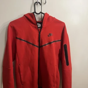 Nike tech hoodie  - Säljer den på grund av att den aldrig har kommit till användning. Har aldrig använt den och den är presic som en ny!