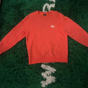 Stussy Sweatshirt  - Just nu säljer jag min fina Stussy Sweatshirt storlek S, för endas 399:-, nypris $120. Väldigt bra skick utan defekter. 