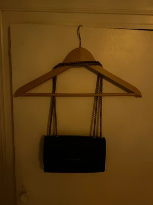 Laura Ashley väska - Axelbandsväska från Laura Ashley