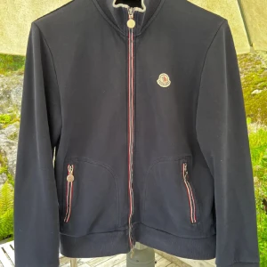 Moncler cardigan - Tjena säljer min asfeta moncler cardigan. Säljer den eftersom den blivit för liten. Skick 9/10 har digitalt kvitto. Storlek L fits M. Kan tänka mig gå ner i pris vid snabb affär