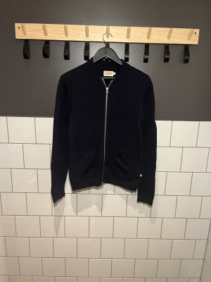 East West Cardigan - Väldigt snygg East West cardigan i mycket bra skick, storlek S men passar M, nypris cirka 1000-1200, vårt pris 349! Modellen är 180 lång och väger cirka 60 kg. Hör av dig vid minsta fråga!