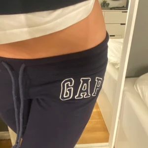Lågmidjade mjukisbyxor  - Säljer ett par GAP mjukisbyxor som är Lågmidjade, köpte på second hand för länge sen men har alldrig använts. Skriv om du har frågor eller så.👐🏼