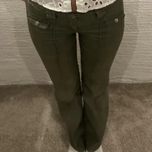 Hm jeans - Säljer dom jätte populära jeansen från hm som inte har några defekter alls och är i jätte fint sick!Dom är insydda i insida lår men de går enkelt att sprätta upp om man vill de, passar allt från 165-175💋😼(pris kan diskuteras)