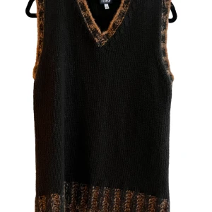 Dolce & Gabbana väst - Vintage D&G väst storlek S, passar folk mellan 175-180 skulle jag säga. Använd 2 ggr inomhus av mig. Väldigt bra skick. PM mig för fler bilder eller frågor. 