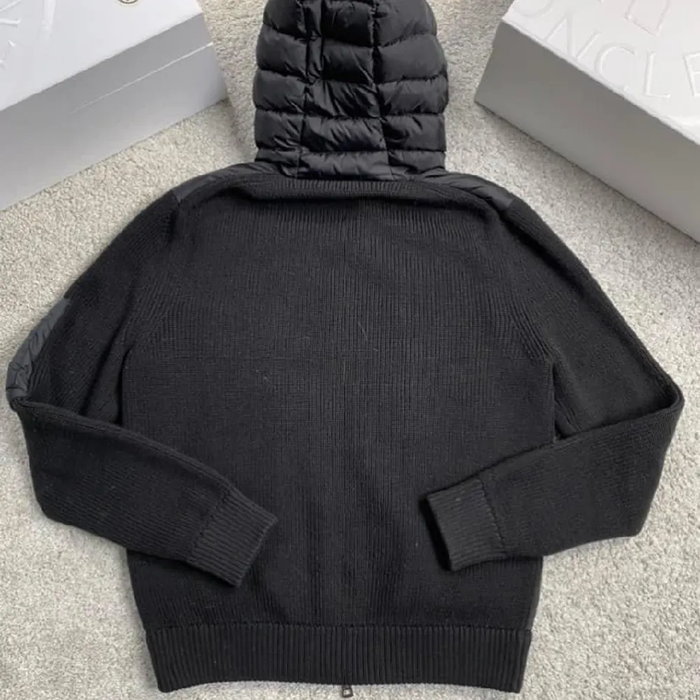 Säljer min moncler cardigan i storlek L men passar även M den är köpt ett tag sen men är bara använd cirka 5 gånger och är i topp skick  kvitto finns för seriösa köpare pris kan diskuteras skriv för mer bilder . Jackor.