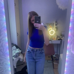 Breda jeans - Dessa jeans har jag haft ca 3 gånger för de kom inte ofta till användning. De har inga fläckar eller hål i sig (utom de som ska va där) och de är ca 699 i orginalpris. Priset kan såklart diskuteras 