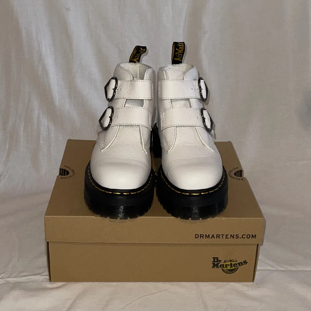 White Dr.Martens, Devon Heart in size 43. Original Box included🫧  -USED ONCE- Pickup in Bandhagen, Sthlm/Shipped at customers expense<3. Skor.