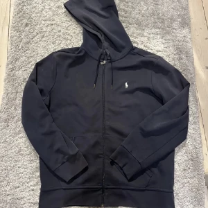 Ralph Lauren zip Hoodie  - Säljer nu min äkta Ralph Lauren zip Hoodie, i gott skick. Den har storlek M men passar även S. Har du någon fundering så är det bara att höra av dig! 