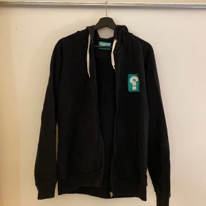 Tröja från Sweet Sktbs  - Super skön zip tröja. Från märket Sweet Sktbs. Står som S men skulle själv säga att den är lite större. 