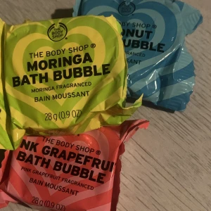 The body shop badbomber❤️ - Små gulliga badbomber från The Body Shop! Luktar jätte gott men kommer tyvärr inte till använd här hemma. ❤️Pink grapefruit (1st) Coconut (1st) Moringa (2st) 💗Oöppna/oanvända!📦 1 för 15kr, 2 för 25kr , Alla för 45kr❤️  Perfekt att ge bort nu till julen❤️❤️ 