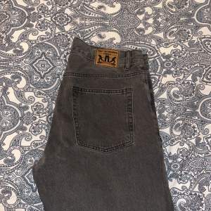 Loose jeans från sweet sktbs, storlek W32, var ute efter något lite mer baggy så därför har de inte riktigt använts, nypris 699