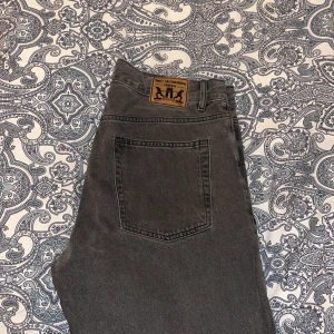 Sweet sktbs loose - Loose jeans från sweet sktbs, storlek W32, var ute efter något lite mer baggy så därför har de inte riktigt använts, nypris 699