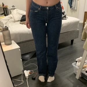 Weekday jeans💙 - Fint skick, omsydda för att vara mer lågmidjade, midjemått: 82cm, innerbenslängd: 89cm