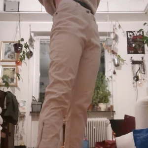 Vita/creme midrise byxor - isolde - Vita brallor, sköna och sitter skitbra! Dragkedjor nertil på byxbenen. Skaffade secondhand men gott skick:)