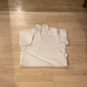 Nike shirt - Snygg Nike tröja. Skön och bra material. Äkta Nike. Pris kan diskuteras och mer bilder. 