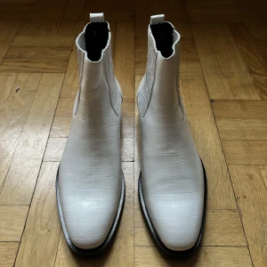 J lindeberg boots - Säljer ett par helt oanvända j lindeberg boots som jag fick under tiden jag jobbade hos dom. alldeles för små för mig, st 45. Utan förpackining.