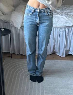 Raka, mid rise jeans ifrån zara💕 knappt använda så bra skick men dom kommer nt till användning, st 34, jag är 166