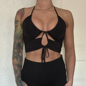 Crop top  - Banden är för långa använder hårsnodd för att tajta till 