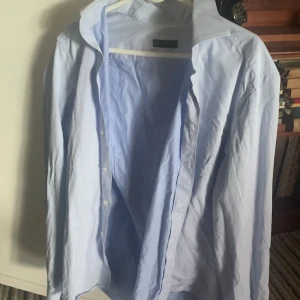 Corneliani skjorta - Jättefin italiensk skjorta som tyvärr är för stor för mig. Ullmaterial och nytt skick