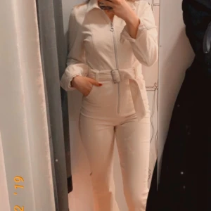 Byxdress i Manchester bootcut - Säljer min skit balla byxdress i Manchester tyg och utsvängda ben! Den är i krämvit färg 🤍 skriv för mer bilder!