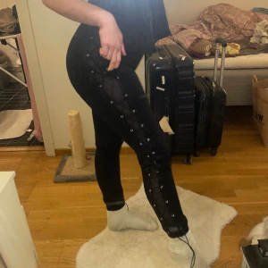Leggings - Tjockare leggings med seethrough material plus sidorna & snörning. En favorit men har blivit lite små för mig nu 🖤
