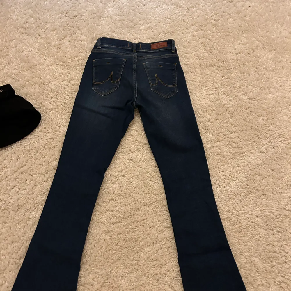 Jätte fin bootcut jeans som tyvärr blev försmå, nästan helt oanvända . Jeans & Byxor.
