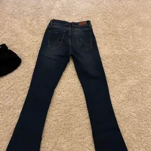 Jätte fin bootcut jeans som tyvärr blev försmå, nästan helt oanvända 