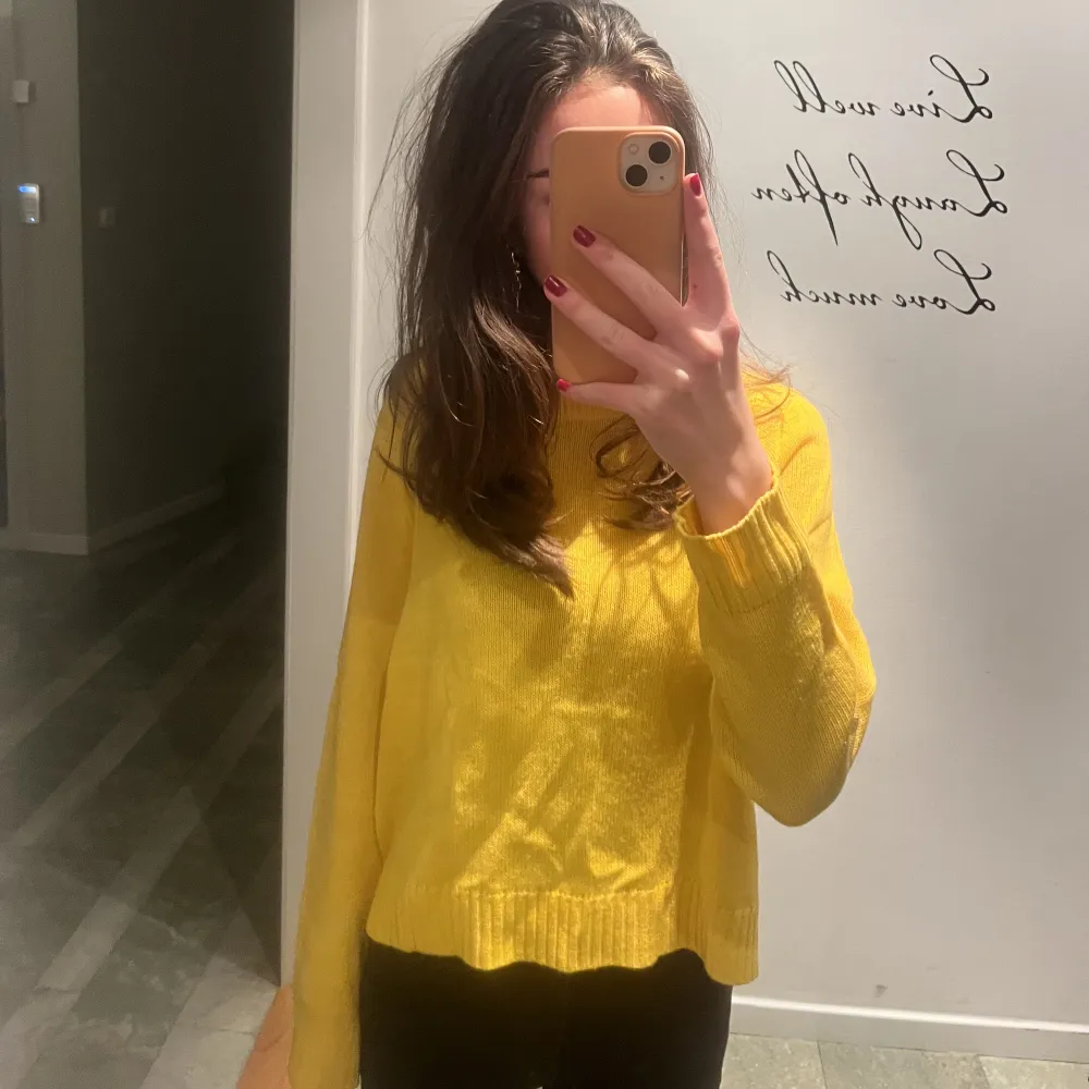 Söt stickad gul tröja💛den är Såå mjuk och jätteskön💓Storlek M men passar mig som brukar ha Xs/S💋lappen i tröjan har klippts bort så vet inte märket💞. Stickat.