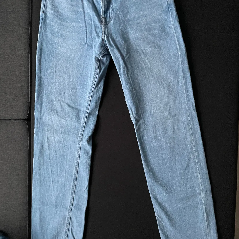 Lee jeans i 9/10 skick inte kommit till användning säljs av den anledningen storlek 30/32 i en staight fit Nypris| 1099 mitt pris| 299. Jeans & Byxor.