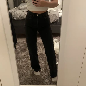 Jeans - Säljer nu dessa jeans från BikBok! Sitter perfekt och är jättebekväma, ingen dragkedja vid gylfen utan knappar. De har en urtvättad svart färg