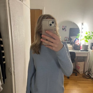 Tunn stickadtröja från esprit - Blå tunn stickadtröja från esprit🩵