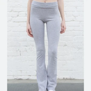 PRISCILLA PANTS Brandy Melville - Säljer dessa populära grå leggings från Brandy Melville då de va lite för stora för mig💕💕 Storlek Xs/S 