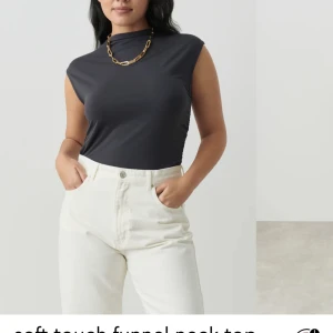 Topp - Säljer denna superfina toppen som tyvärr inte kommer till andvöndning något mer. Den är andvänd få gånger och i bra skick.