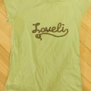 Fin grön T-shirt XS Loveli  - Bra skick! XS Kan mötas upp i Stockholm samt skickas. 