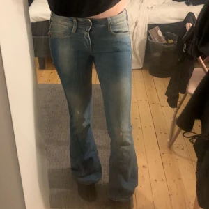 lågmidjade jeans - slitningar på knäna skriv för andra frågor❤️ bootcut/flare midjemått: 37cm rakt över, 66cm runt innerbensmått: 81 cm❤️❤️   det är inte fri frakt! 