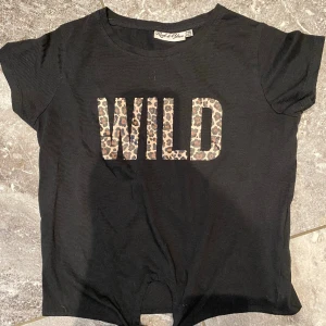 Tshirt  - Svart tshirt. Säljer pga stor garderobrensning. Kika gärna på mina andra annonser, säljer mycket. Samfraktar gärna:)