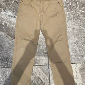Zara jeans 140 - Zara jeans beige storlek 140. Inte så mycket använda. Säljer pga stor garderobrensning. Kika gärna på mina andra annonser, säljer mycket. Samfraktar gärna:) 