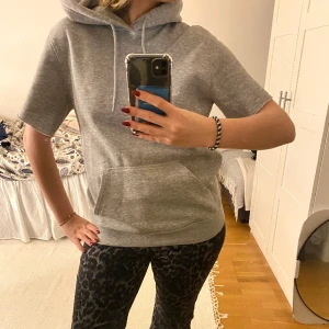 Hoodie - Hoodie med korta ärmar❣️