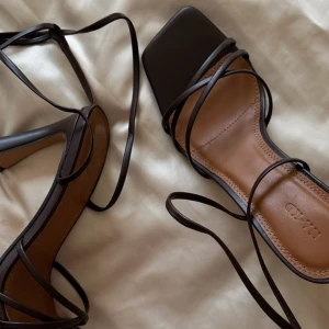 Bruna klackskor  - Bruna klackar från NA-KD i storlek 38. Använda endast en gång. Skriv för fler bilder🫶🏽