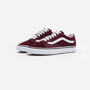 Vans 38 - Har ett par helt nya vinröda Vans! Aldrig använda men tyvärr inte kvar lådan. Finns kvitto.  Storlek 38