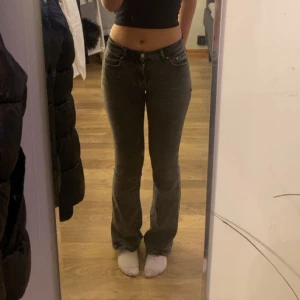 Grå jeans - säljer mina gråa jeans från ginatricot, säljer pågrund av att dom inte kommer till användning längre, köpte dom för 600 o säljer dom för 250 pågrund av ett pyttelitet håll på sidan💗