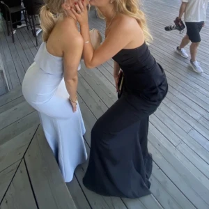 Balklänning  - Svart SKITSNYGG vintage balklänning. Köpt second hand och är insydd för att passa en strl 38. Litet släp på klänningen 