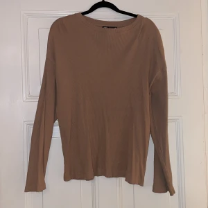 Snygg ribbad tröja zara - Snygg ribbad brun/beige tröja från zara i bra skick! Storlek M, frakt tillkommer