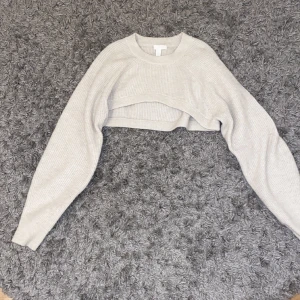Tröja från H&M - Beige tröja från H&M. Använd men i bra skick💗