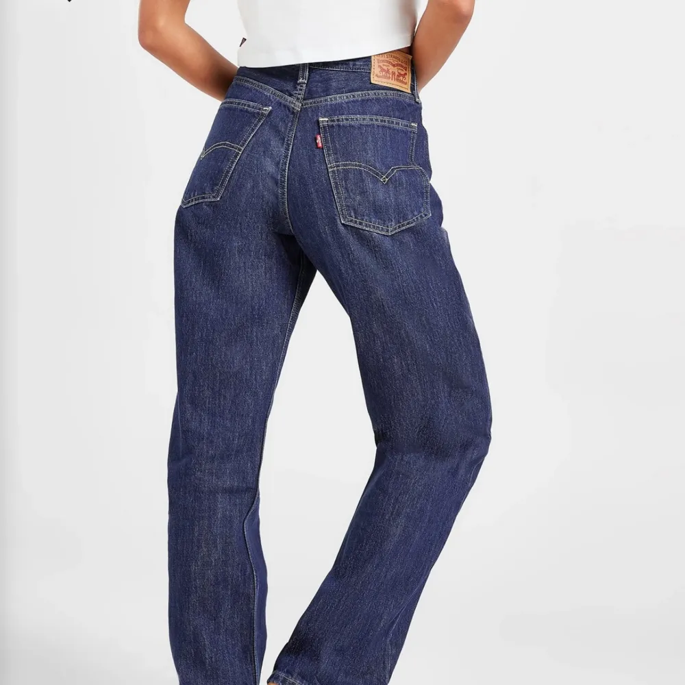 Säljer ett par helt oanvända Levi’s Low Pro jeans, med etiketterna kvar på (alltså nyskick). Säljer då jag har två par.  Storlek 27.   Köpta för 1080:-   Säljer för 400:-. Jeans & Byxor.