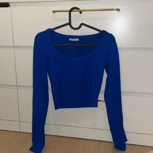 2 ribbade croptops - Två jättesnygga långärmade crop tops!😍 En i svart och i blå, Det är ribbat/stretchigt material så det passar både XS och S, topparna är från Bershka😋100kr styck och priset kan diskuteras. (Skriv om mer detaljer)