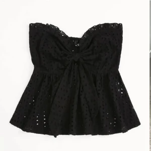 Blus  - Säljer denna asgulliga blus/topp. Båda bilder är lånade. Fint skick. Storlek S passar oxå M. Från SHEIN men helt slutsåld 🥰 tryck på köp nu om du vill köpa!!