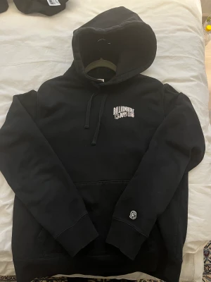 Billionaire boys club hoodie svart strlk L - Säljer denna snygga billionaire boys club hoodie då den är för liten. Den är använd men har mycket liv kvar! Det finns ett flaw vilket är ett litet hål i höger arm (den syns inte när man har den på, se bild 3). Skicka gärna ett dm om du vill ha mer info. 